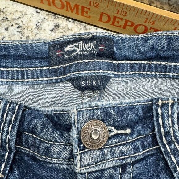 Silver Women's Suki Capri Jeans Size 18/L 22 1/2 Dark Wash Mid Rise Distressed - Picture 3 of 15